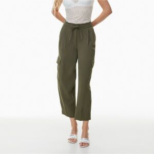 Aritzia Wilfred Shift Cargo Pant
Relaxed barrel-leg crepe cargo pants